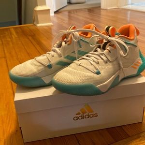 Boys size 7 Adidas Harden stepback, youth size 7. Gently worn, EUC